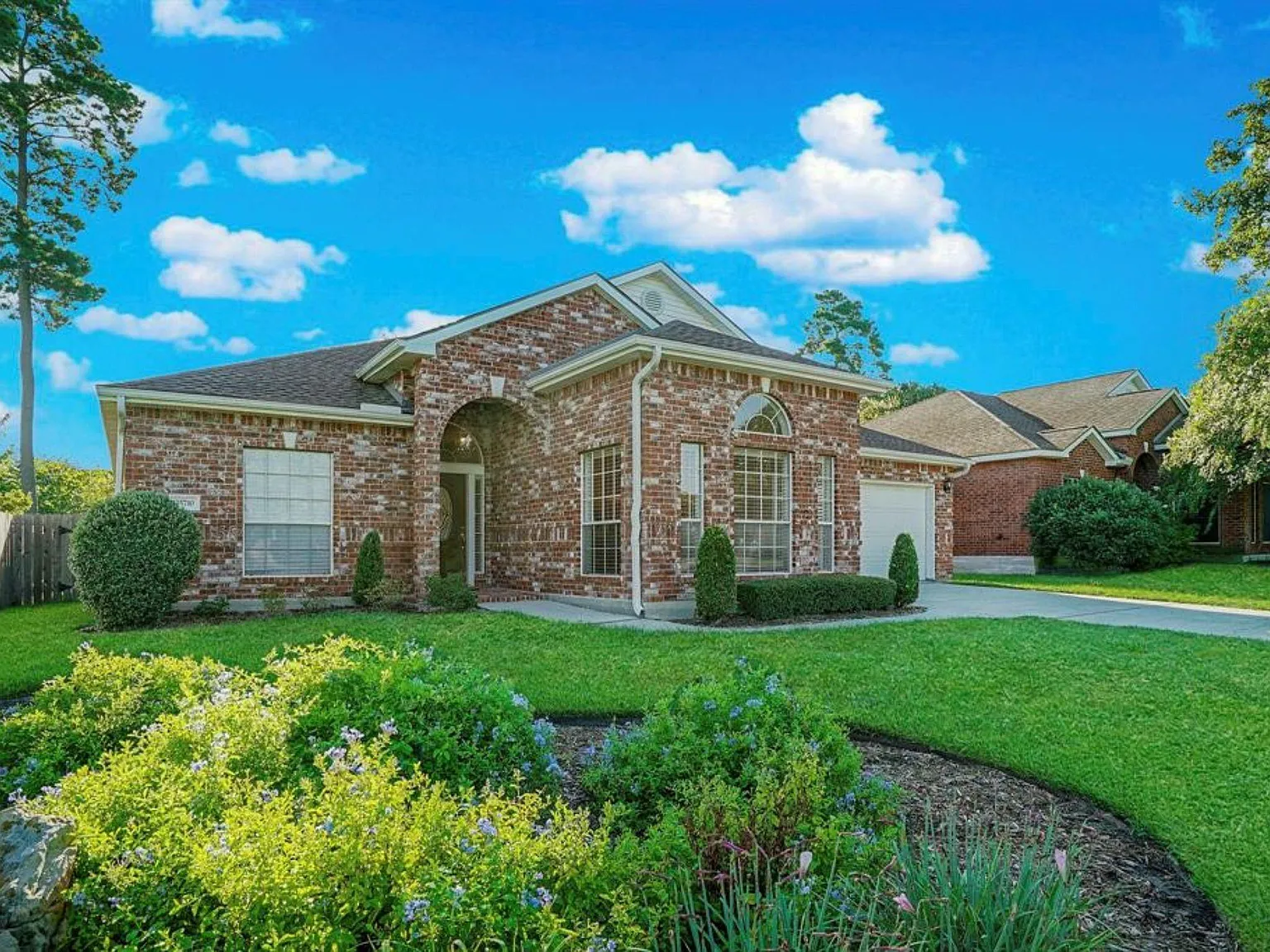 3 bed, 2.0 bath, 2077 sqft, $2,200 — Photo 3