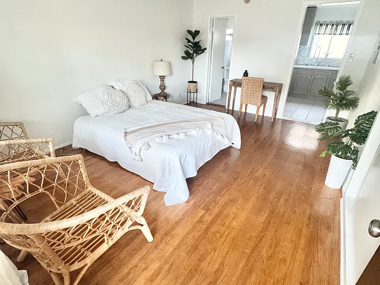 1751 Winona Blvd #6 — Photo 1