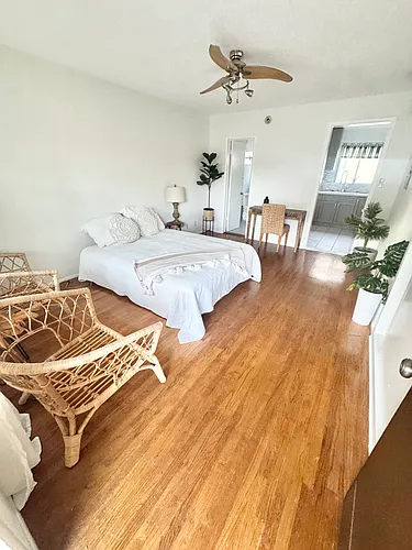 1751 Winona Blvd #6 Photo 1