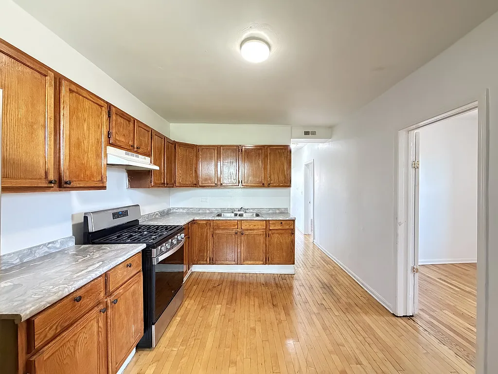 Attractive 2 Bed, 1 Bath at Haddon + Kildare (Humboldt Park) — Photo 3