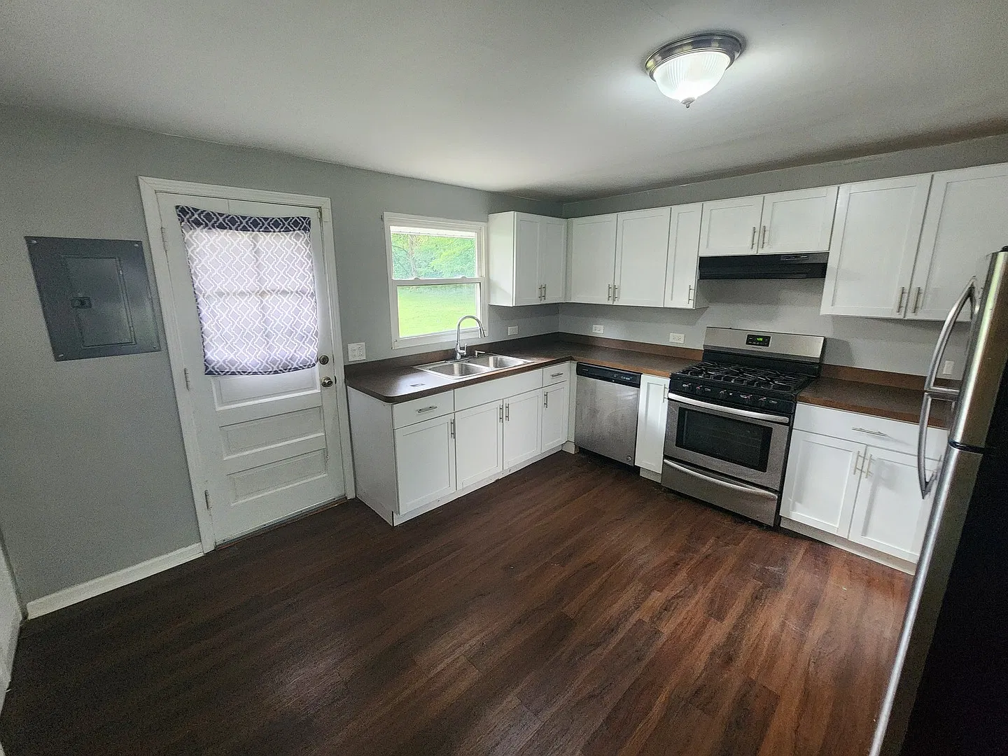 3 bed, 1400 sqft, $2,195 — Photo 4