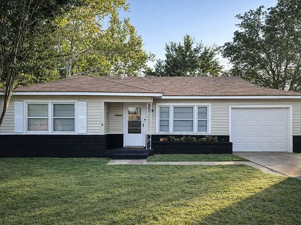 500 E Greenwood St, Bowie, TX 76230