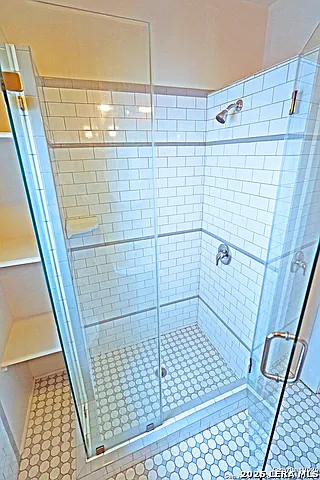 412 E Myrtle St — Photo 9