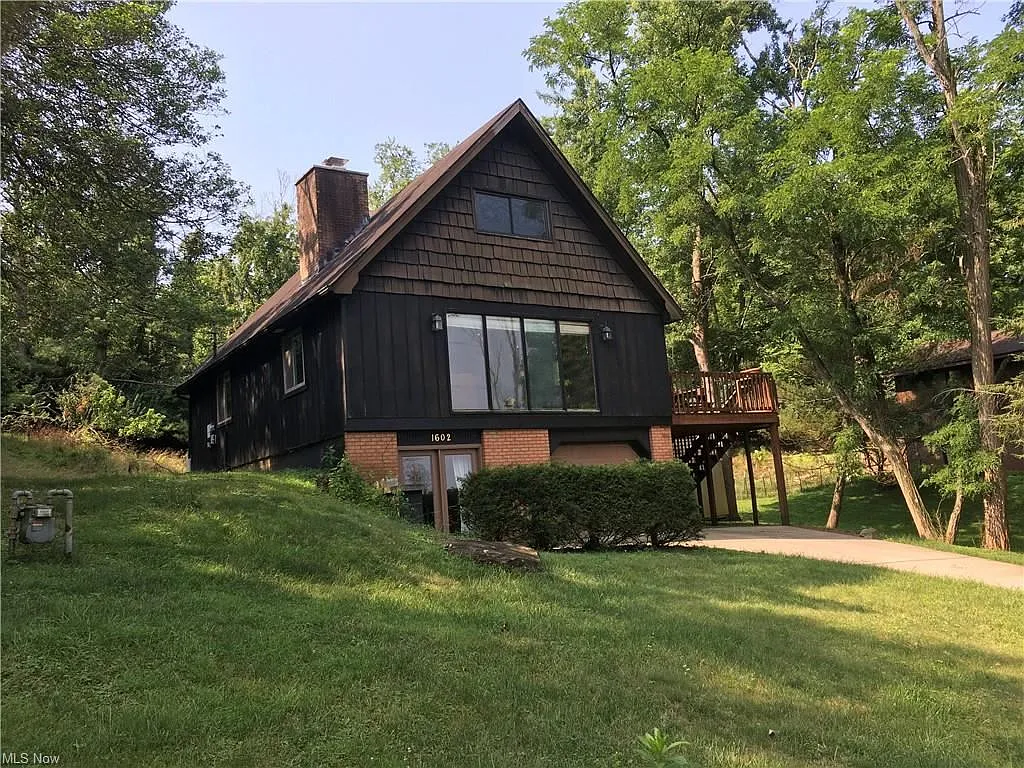1602 Woodland Dr photo 1