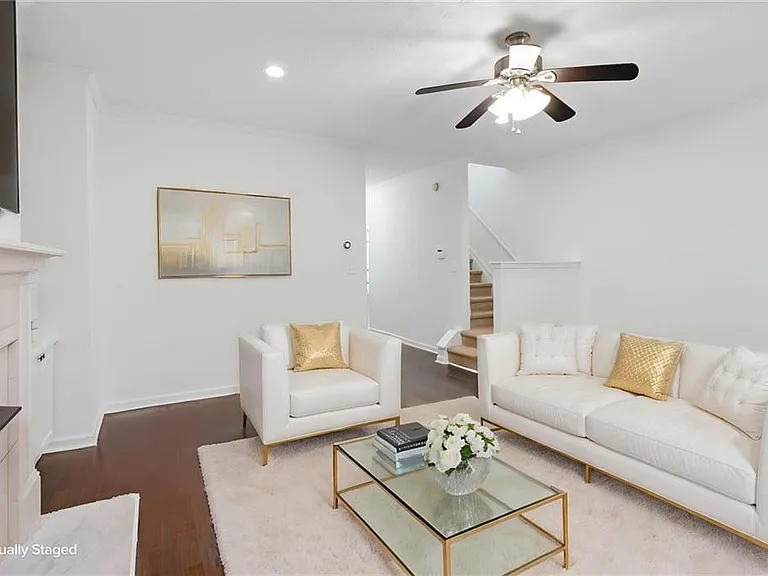 2915 Greyhawk Ln — Photo 9
