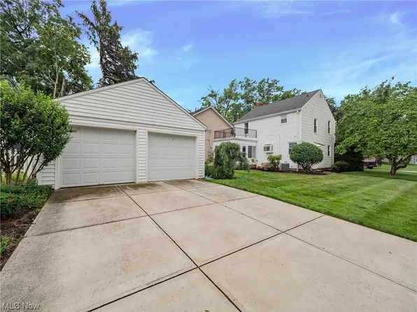 419 Juneway Dr, Bay Village, OH 44140