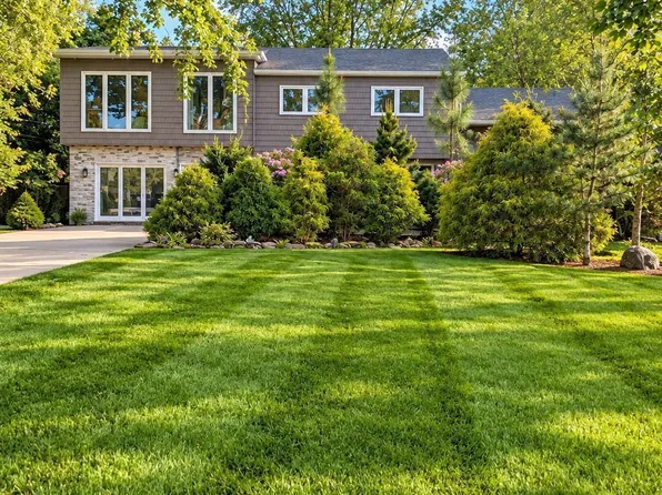 3 Chaucer Rd, Manalapan, NJ 07726