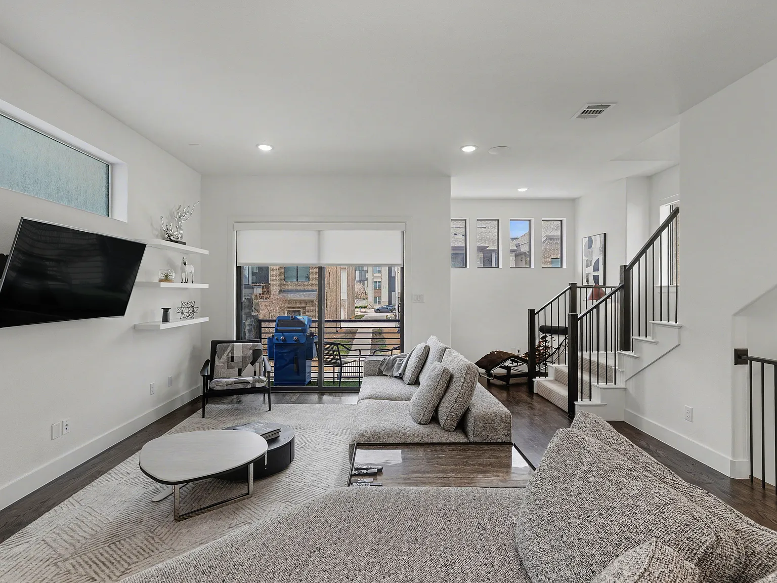 3 bed, 2.5 bath, 2209 sqft, $7,500 — Photo 2