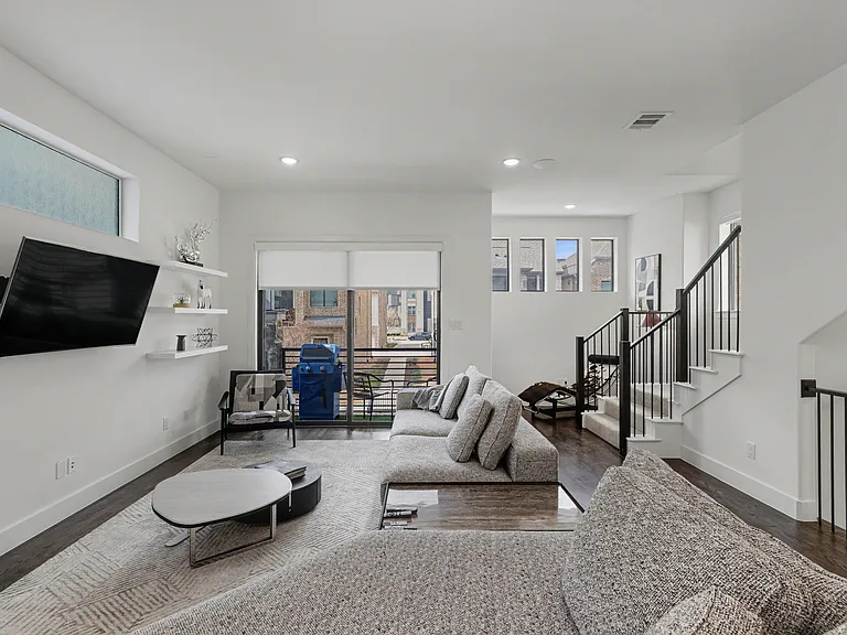 8033 Cornelius Dr — Photo 2