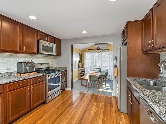 3rd image of 380 Rockland Avenue