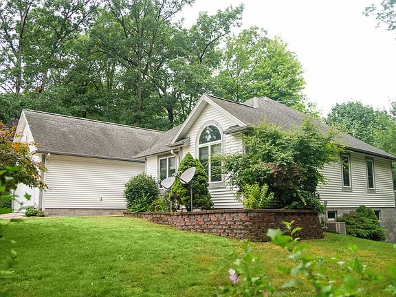 3rd image of 6822 Wildwood Ct