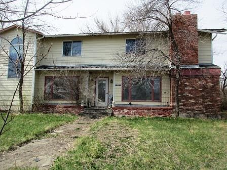 5th image of 330 Broadway Ave W