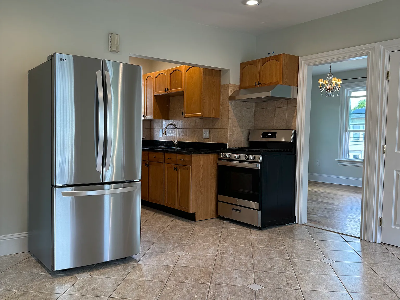 3 bed, 1100 sqft, $2,650 — Photo 2