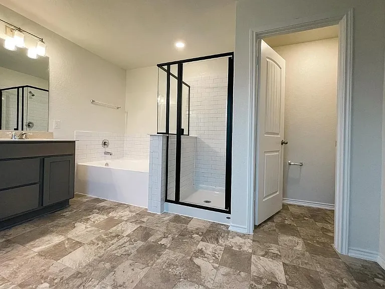704 Zelia Gln — Photo 9