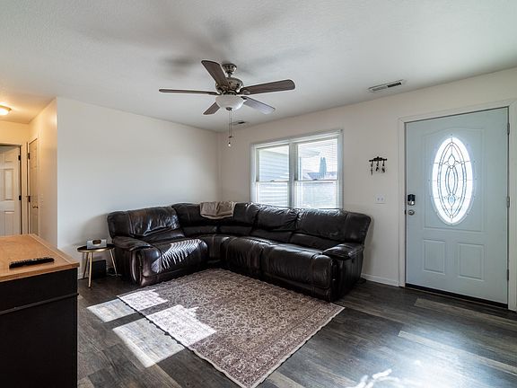 4th image of 1414 Town St