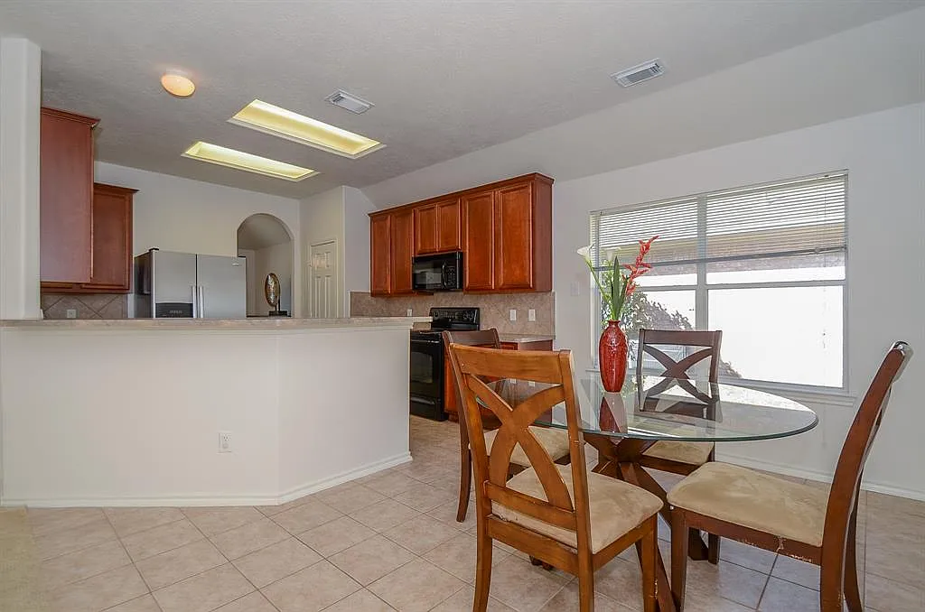3 bed, 1894 sqft, $2,300 — Photo 4