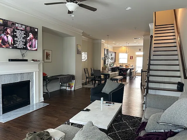 3 bed, 3.5 bath, 3400 sqft, $1,150 — Photo 2