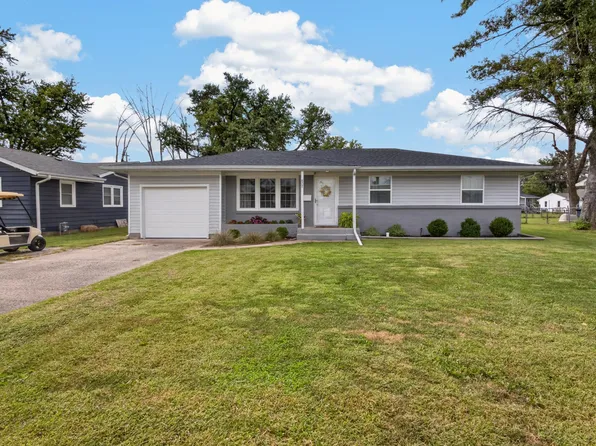807 S Rollins St, Centralia, MO 65240