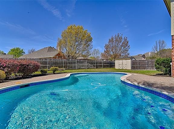 2nd image of 2909 Saint Vincent Dr