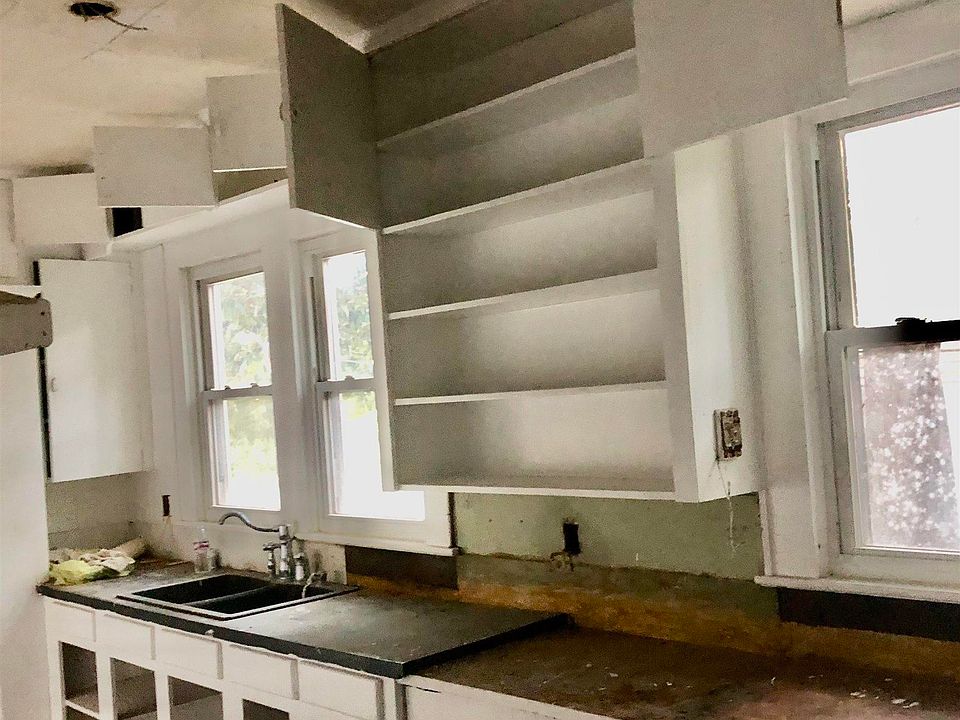 2nd image of 208 W Cypress Ave