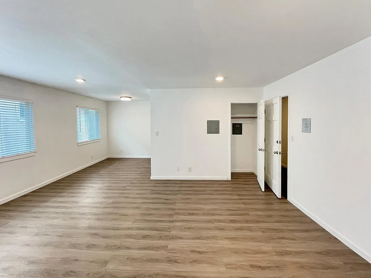 Building Photo - 1644 Oxford St #12
