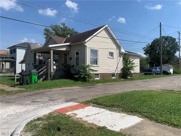 420 E 5th St, Uhrichsville, OH 44683