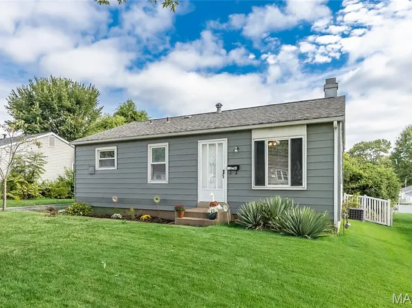 12104 Fleetwood Pl, Maryland Heights, MO 63043