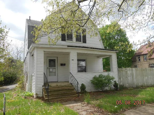 241 Kingsbury Ave photo 1
