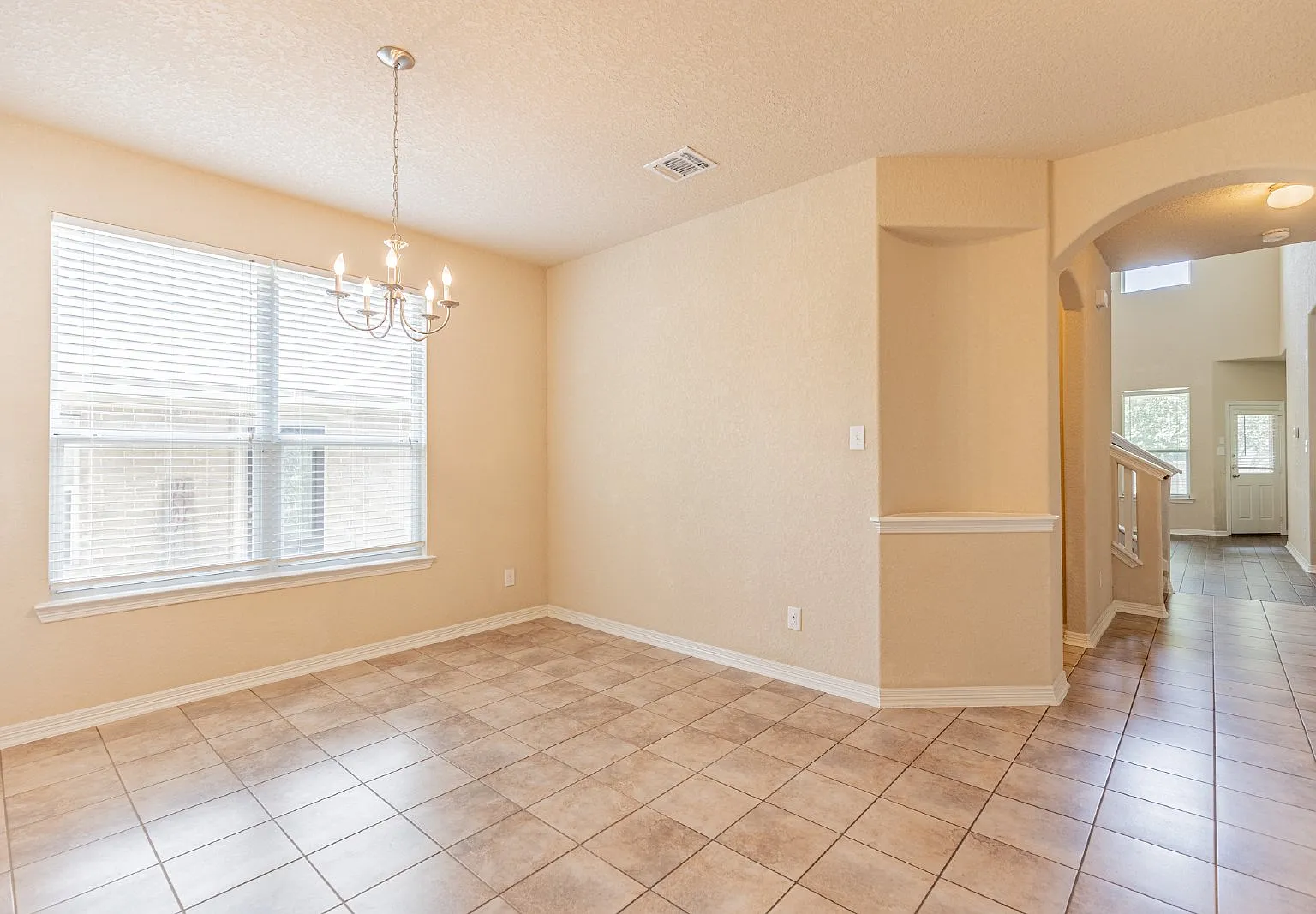 4 bed, 2.5 bath, 2844 sqft, $2,195 — Photo 4