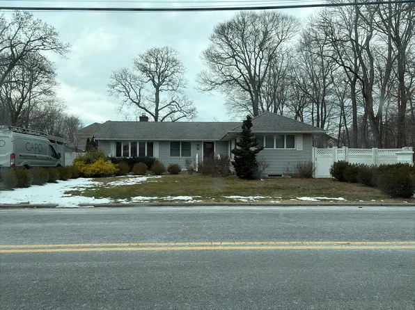 24 Locust Ave, Oakdale, NY 11769