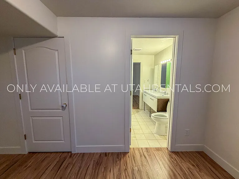 960 N Eastview Dr — Photo 43