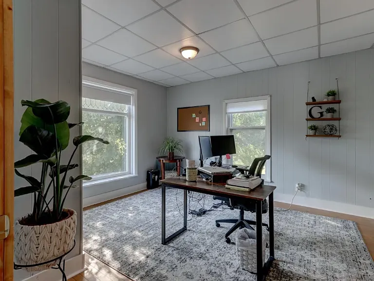 511 W Wisconsin St — Photo 28