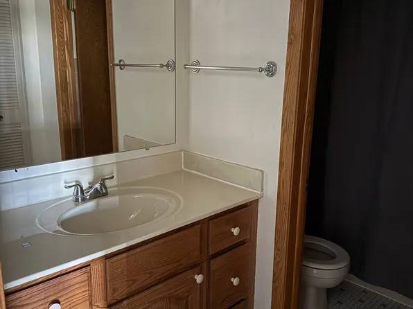 2305 Holiday Ter APT 129, Lansing, IL 60438