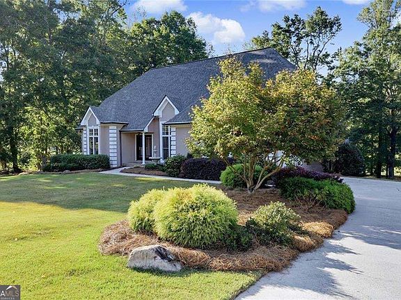 2nd image of 884 Fairway Dr