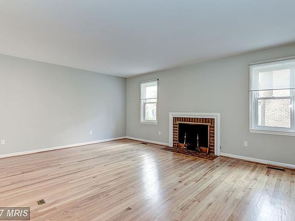 3rd image of 1173 N Vernon St