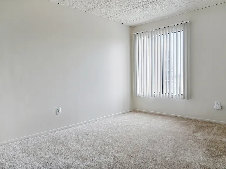 Lincoln Tower Apartments — Photo 48