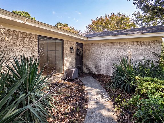 4th image of 2108 Forest Hills Rd
