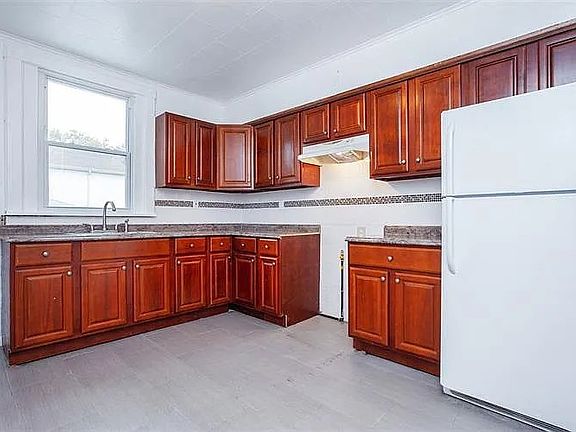 3rd image of 164 Mallory Ave #1