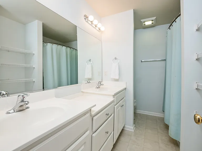 100 Melbourne Park Cir #B — Photo 12