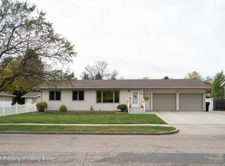 1320 Portland Dr, Bismarck, ND 58504