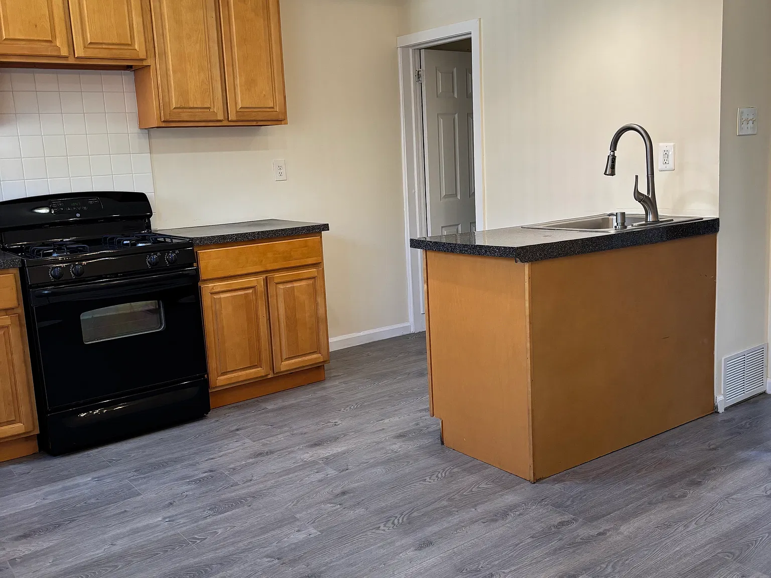 3 bed, 980 sqft, $1,850 — Photo 3