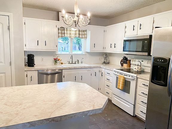 5th image of 2421 Hilltop Dr