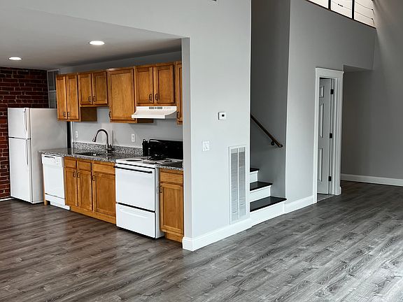 3rd image of 36 Abbott St APT 4D