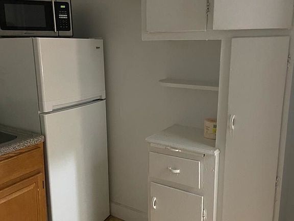 5th image of 208 E 84th St APT 1B
