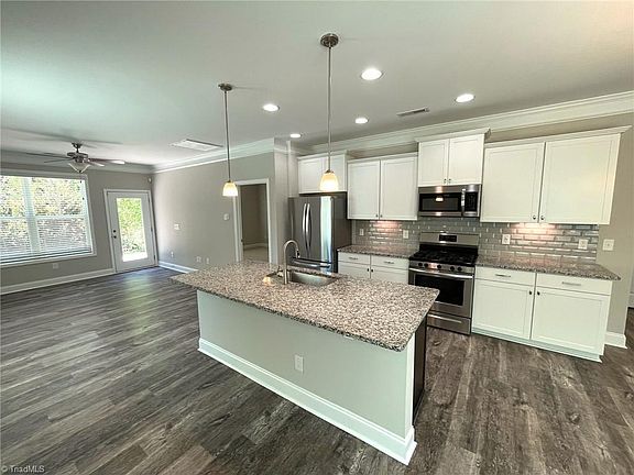 4th image of 830 Riley Ln
