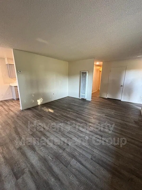 3 bed, 1.0 bath, 1043 sqft, $2,195 — Photo 2