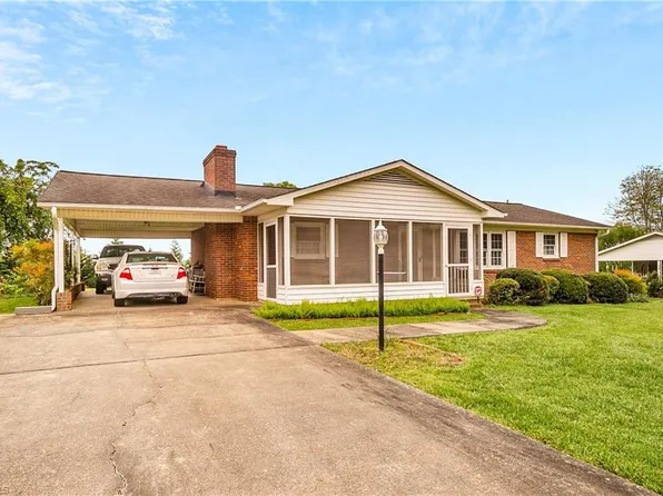 718 Hallmark Dr, Rural Hall, NC 27045