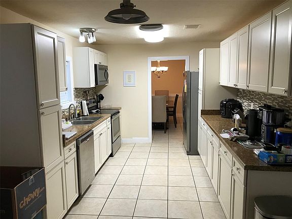 3rd image of 15811 Mill Hollow Dr