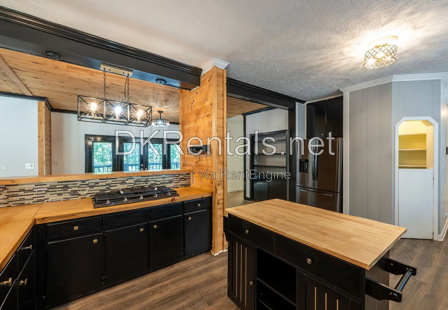 4 bed, 3.5 bath, 3916 sqft, $3,200 — Photo 2