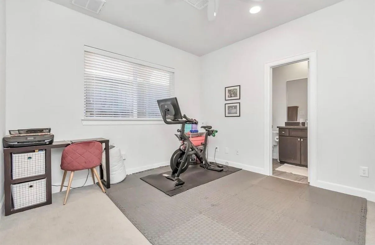 3 bed, 3.5 bath, 2291 sqft, $3,100 — Photo 4